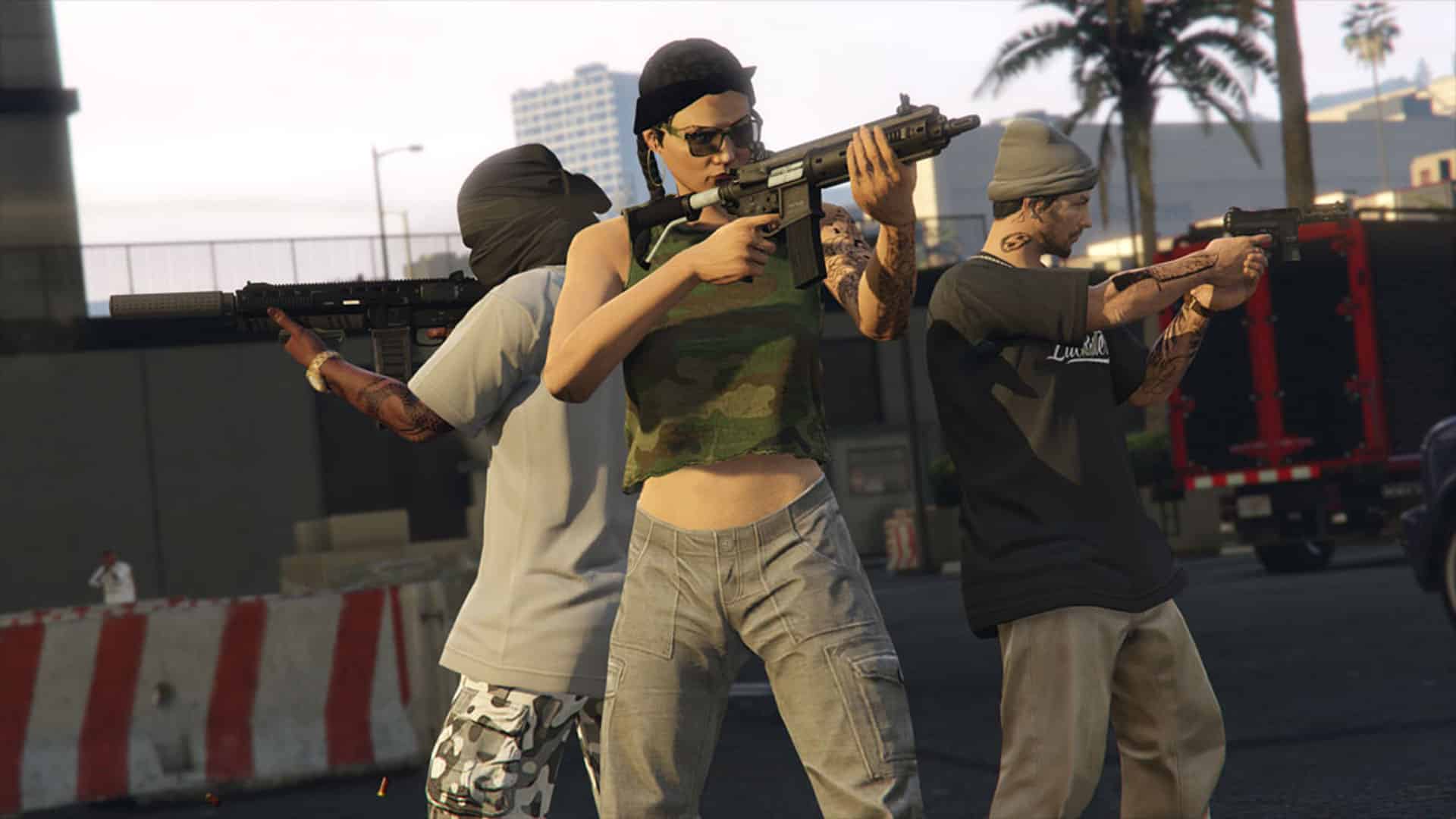 Trois joueurs debout dans un triangle avec des fusils dans GTA Online