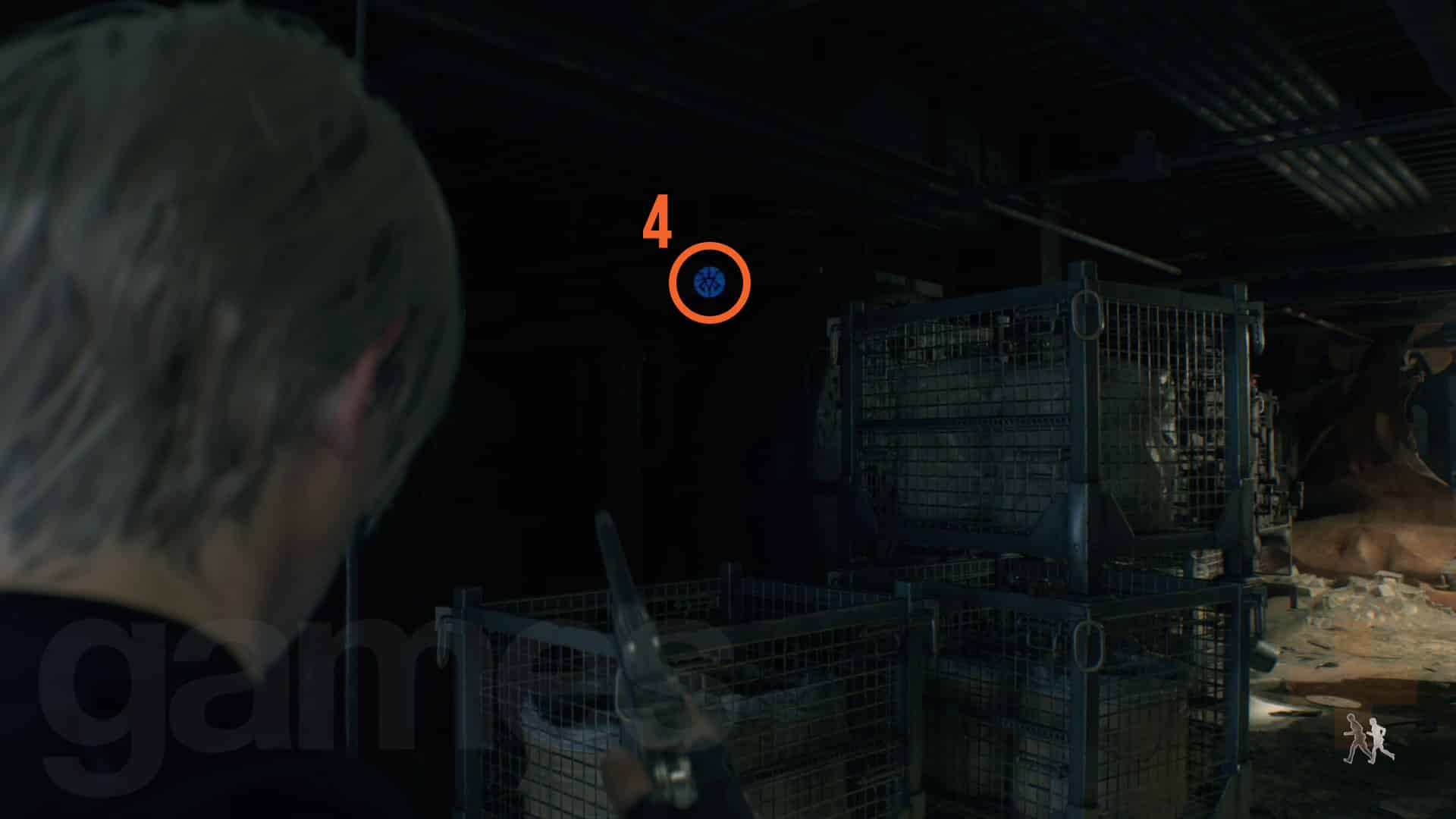 Médaillon bleu Resident Evil 4 Remake Cargo Depot derrière certaines caisses, boîtes et cages