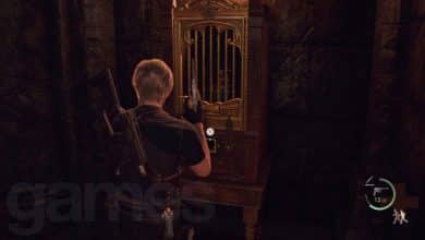 Resident Evil 4 Remake Leon standing in front ofsquare lock box in the audience chamber