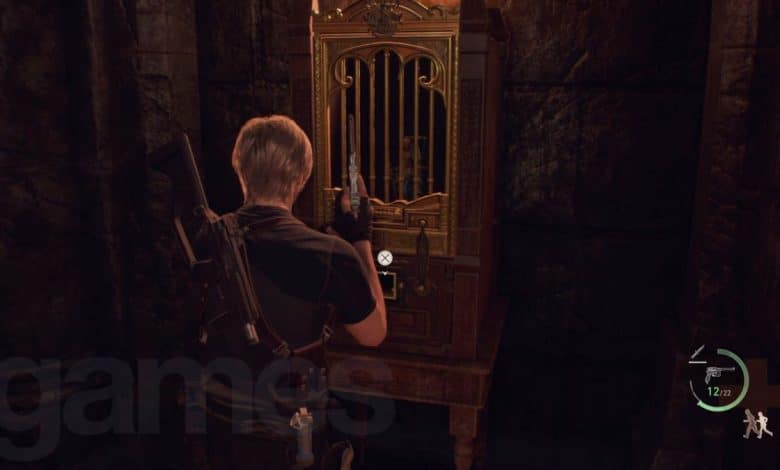 Resident Evil 4 Remake Leon standing in front ofsquare lock box in the audience chamber