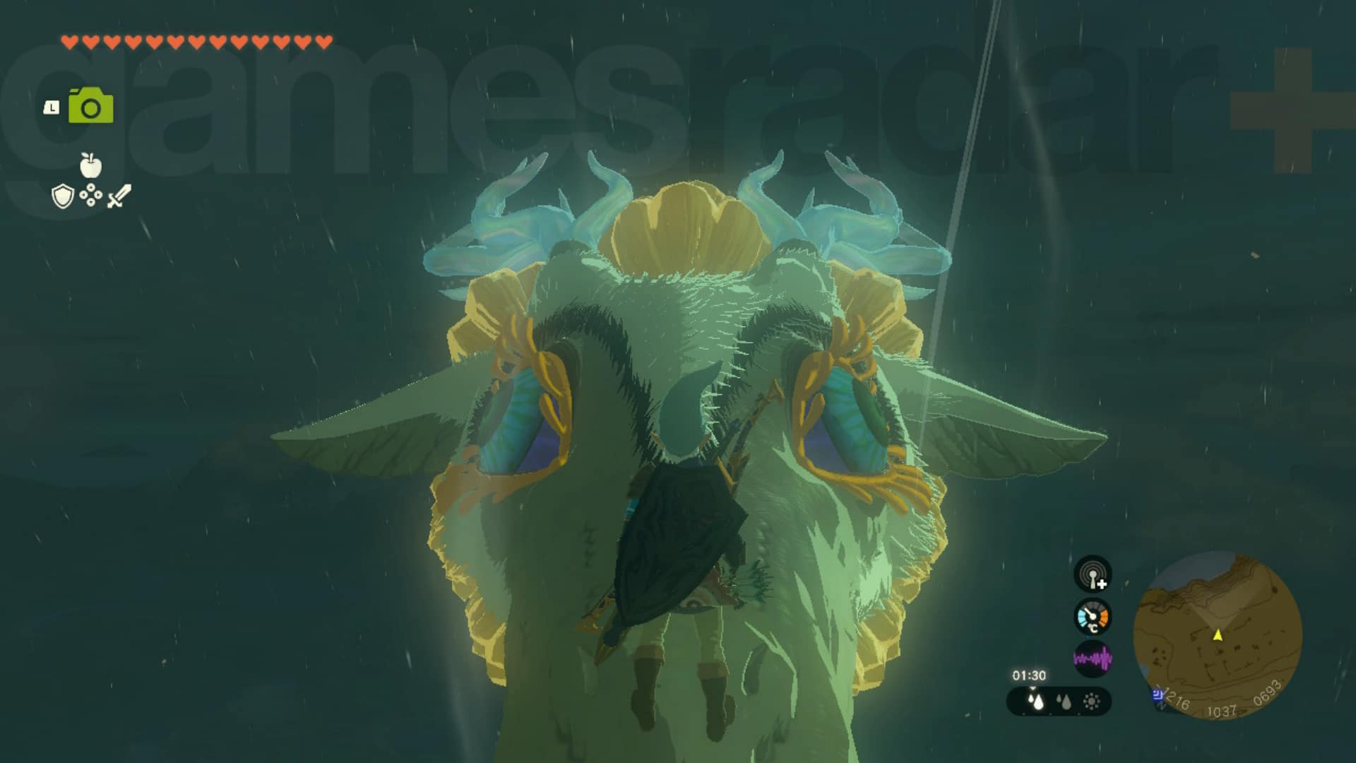 Link se tient sur le nez du Dragon de Lumière dans Zelda Tears of the Kingdom