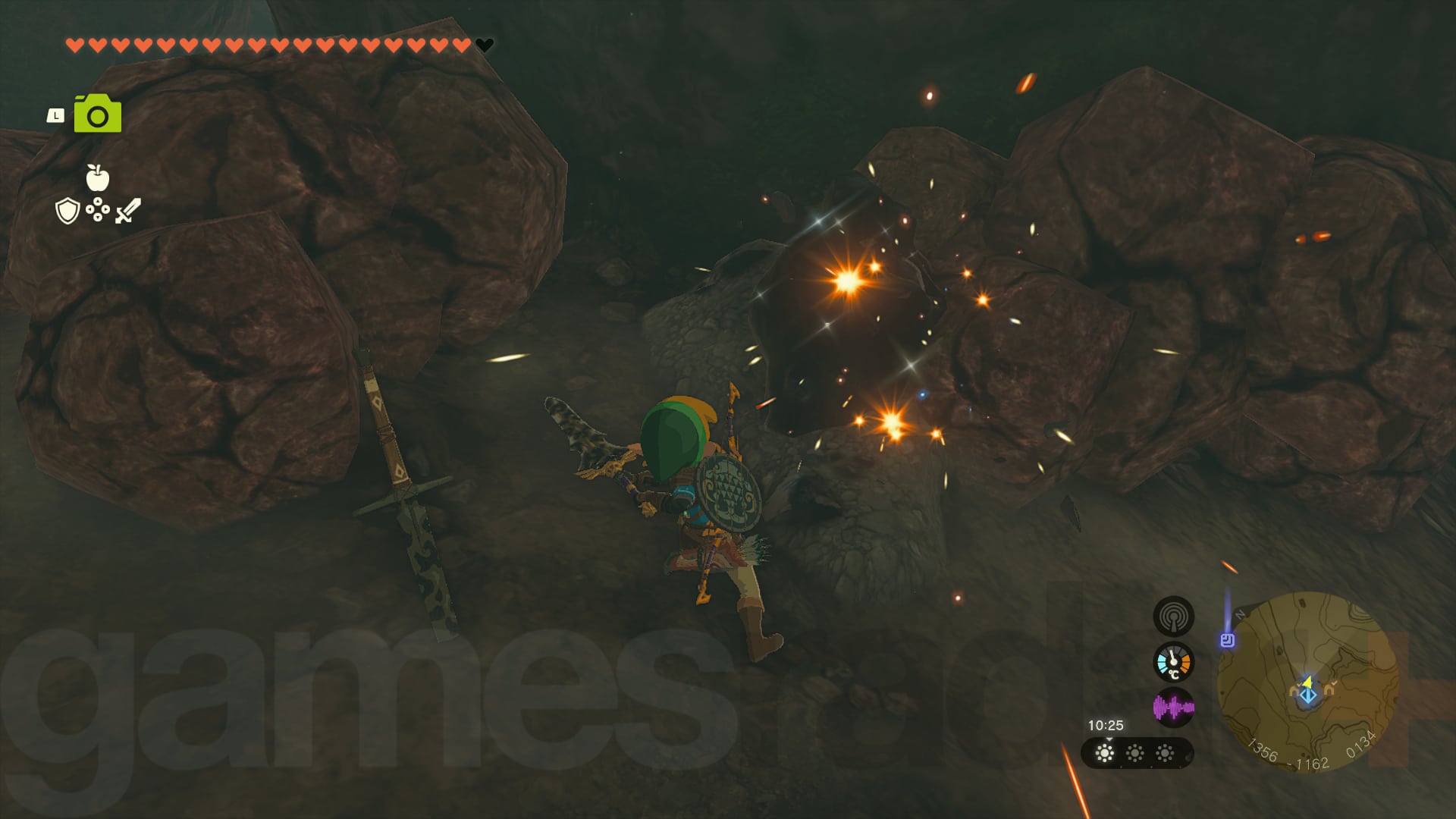 Link casse un affleurement de pierres précieuses et de bijoux dans Zelda Tears of the Kingdom